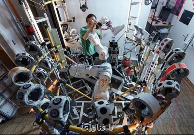 رباتی ویژه که کفش های ورزشی را تمیز و ترمیم می کند