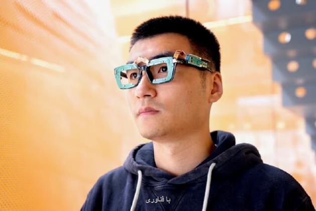 عینک عجیبی که حرکات چشم را بدون دوربین ردیابی می کند